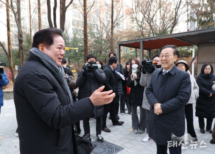 최대호 안양시장(왼쪽)과 김윤덕 국토부장관(오른쪽)이 3일 오전 10시 선도지구를 둘러보며 이야기를 나누고 있다