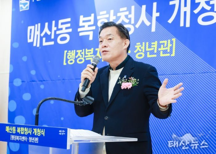 이재준 시장이 기념사를 하고 있다.