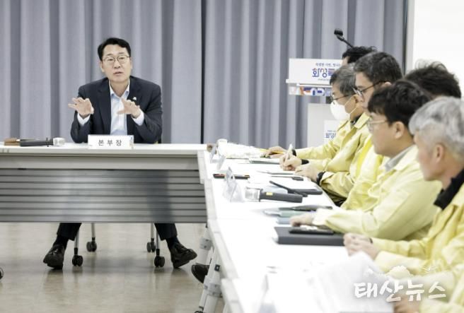 3일 정명근 화성특례시장이 관계 공무원들과 함께 동탄숲 생태터널 전면 통제에 따른 교통 대책 조치사항을 점검하고 있다