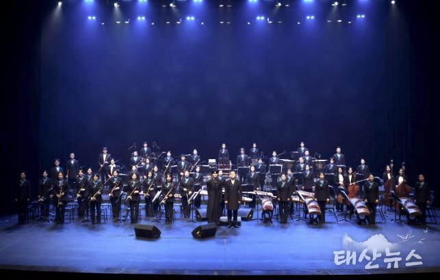 안산시립국악단이 4일 안산문화예술의전당 해돋이극장에서 제69회 정기연주회 '월드 오케스트라 Ⅶ'를 진행하고 있다.