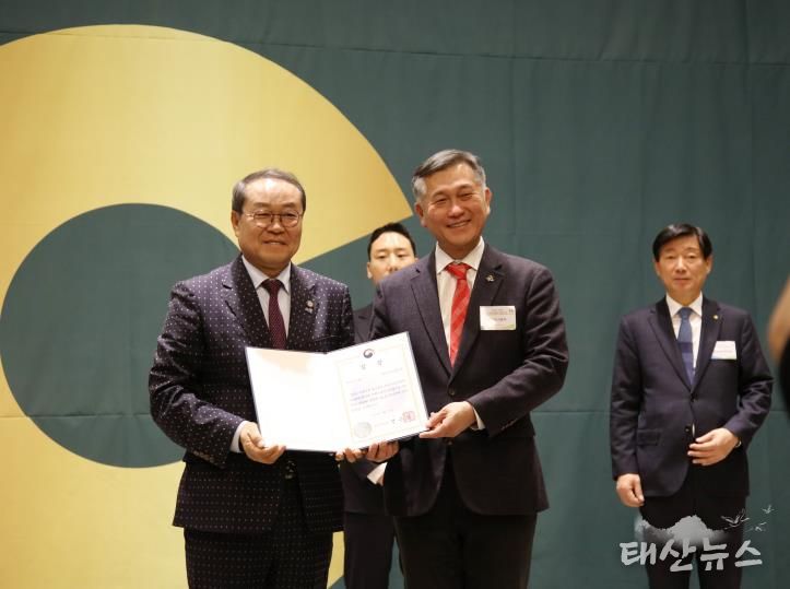 허숭 안산도시공사 사장이 4일 안산 엠블던 호텔에서 열린 ‘2025 경기도 지역사회공헌 인정의 날’에서 강기태 경기도사회복지협의회장(왼쪽)으로부터 2025년 지역사회공헌 인정제 보건복지부 장관상을 받고 있다.