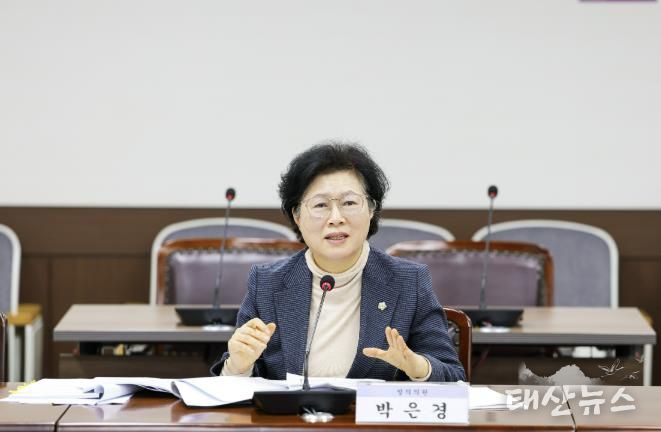 박은경 의원이 지난 11월 25일 제300회 제2차 정례회 기획행정위원회에서 자신이 대표 발의한 ‘안산시 직업교육혁신지구 사업 활성화 조례안’에 대해 발언하고 있다.