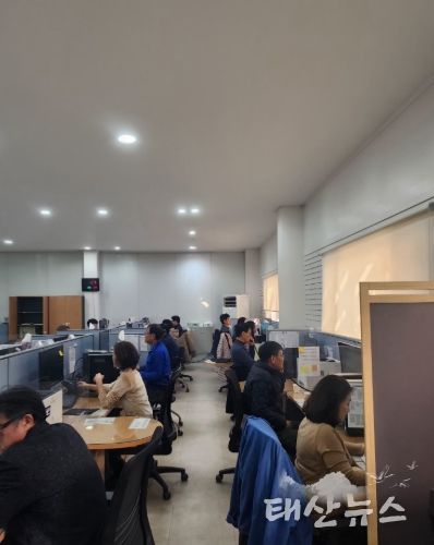 체납조사반 전화 상담 모습