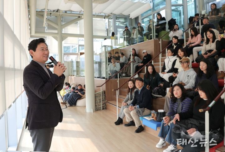 이상일 용인특례시장이 7일 SERI PAK with 용인에서 열린 박세리 전 감독의 토크콘서트에 참석해 인사말을 하고 있다.