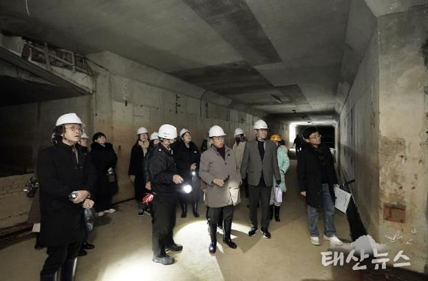 구미동 성남물빛정원 지하 공동구 활용도를 찾기 위해 진행 중인 시민 탐사대 프로그램에 참여 중인 신상진 성남시장