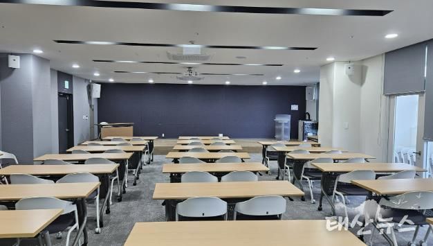 성남시 혁신지원센터 내 회의실 브릿지룸 모습