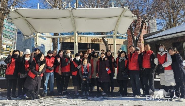 구리시 수택1동 통장협의회, 겨울철에도 멈추지 않는 ‘자체 클린구리의 날’ 제설 작업과 환경정화 활동 실시