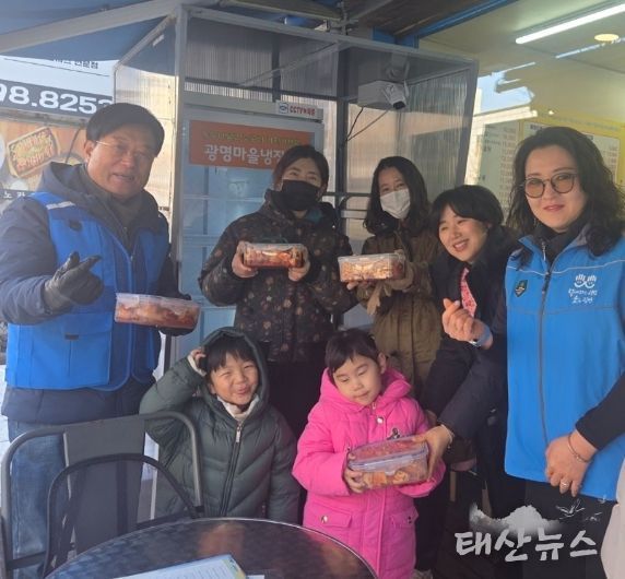 광명시 광명6동 지역사회보장협의체는 지난 5일 관내 꿈나무 어린이집 원아들이 직접 담근 김치를 마을냉장고에 기부하는나눔 행사를 진행했다.