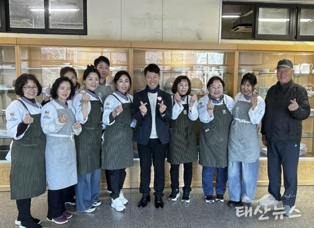 수원과학대학교 남방애동아리가 9일 저소득층을 위한 반찬나눔 봉사활동을 하고 기념 촬영을 하고 있다