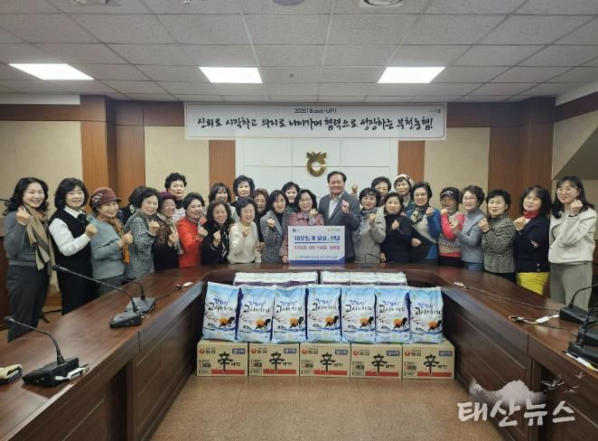 지난 9일 부천농협 여성회 여성대학에서 700만 원 상당의 식료품 및 생활용품을 기탁했다.