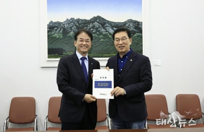 ‘특례시 지원 특별법’제정 건의문 전달 기념촬영_이동환 고양시장(왼쪽), 신정훈 국회 행정안전위원회 위원장(오른쪽)