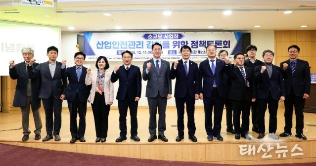 정명근 화성특례시장이 이학영 국회부의장, 권칠승 국회의원 등 참석 내빈들과 기념 촬영을 하고 있다