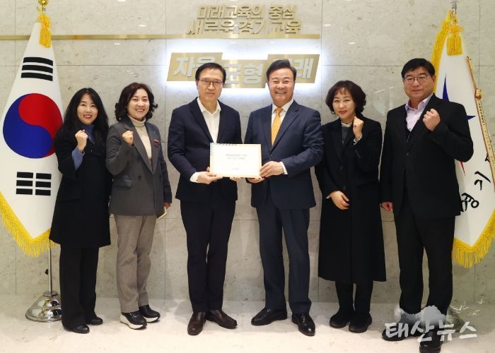 김성제 시장이 임태희 교육감에게 의왕교육지원청 신설 신속 추진 건의문을 전달하고 있다.