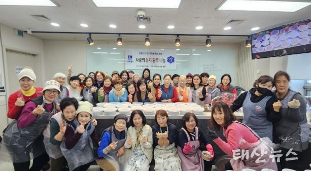 사랑의 동지 팥죽 나눔 행사 참가자들이 함께하고 있다.