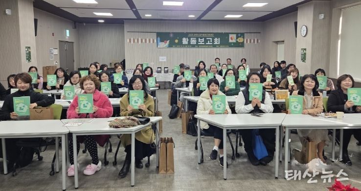 지난 12일 광명시평생학습원에서 공익활동지원센터 활동보고회를 개최하고 기념사진을 촬영하고 있다.