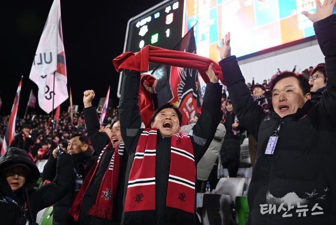 이달 8일 부천FC1995 승강 PO 2차전 경기에서 골을 넣자, 조용익 부천시장이 기뻐하고 있다