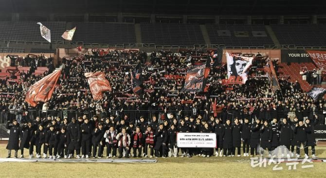 부천FC1995 K리그1 승격을 축하하며 선수단과 헤르메스가 단체 기념사진을 촬영했다.