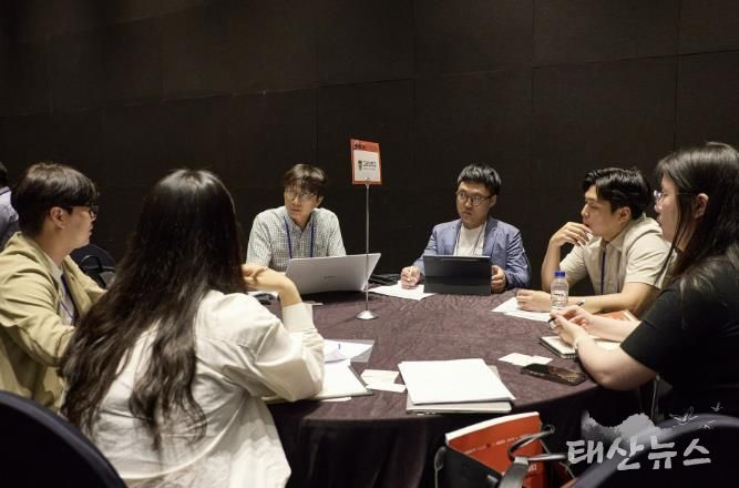 지난 6월 열린 커넥트 데이 행사에서 참여대학 및 기업 관계자들이 기술 이전 상담을 하고 있다