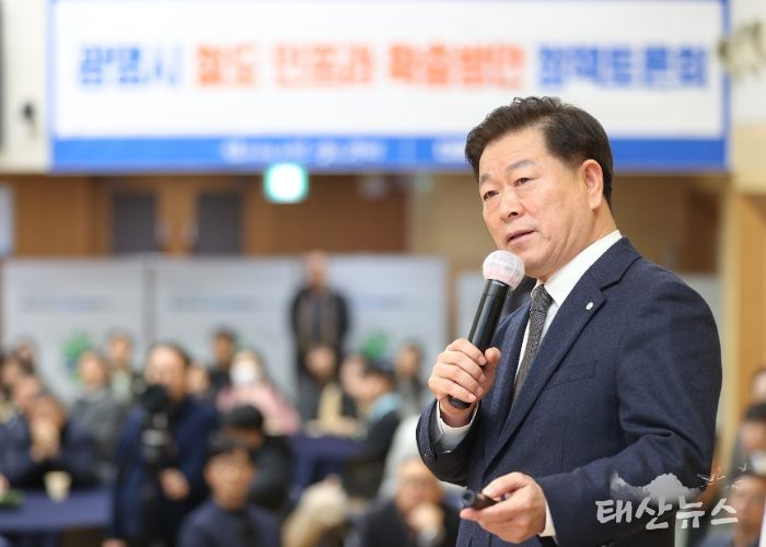 박승원 광명시장이 15일 오후 시청 대회의실에서 열린 '광명시 철도 인프라 확충방안 정책토론회'에 참석해 발제하고 있다.