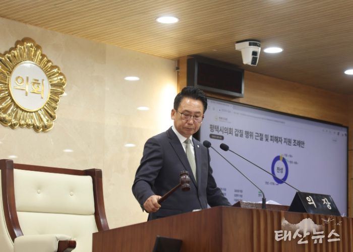 제259회 제2차 정례회 제2차 본회의에서 타봉하는 강정구의장