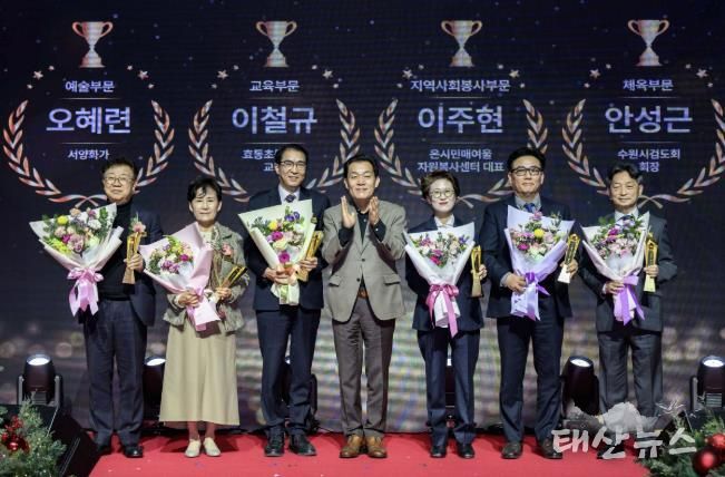 이재준 수원시장(가운데)과 수원시 문화상 수상자들이 함께하고 있다. 이주현 온시민 매여울자원봉사센터 대표(오른쪽부터) 안성근 수원시 검도회 회장, 최윤정 중부일보 대표이사, 이재준 시장, 이철규 효동초등학교 교장, 오혜련 서양화가, 김경환 성균관대학교 글로벌창업대학원 원장.