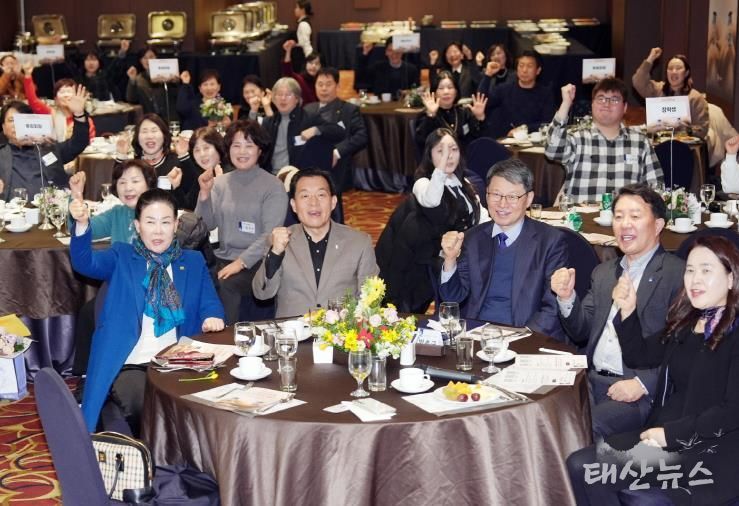 이재준 수원시장(가운데)과 참석자들이 함께하고 있다.