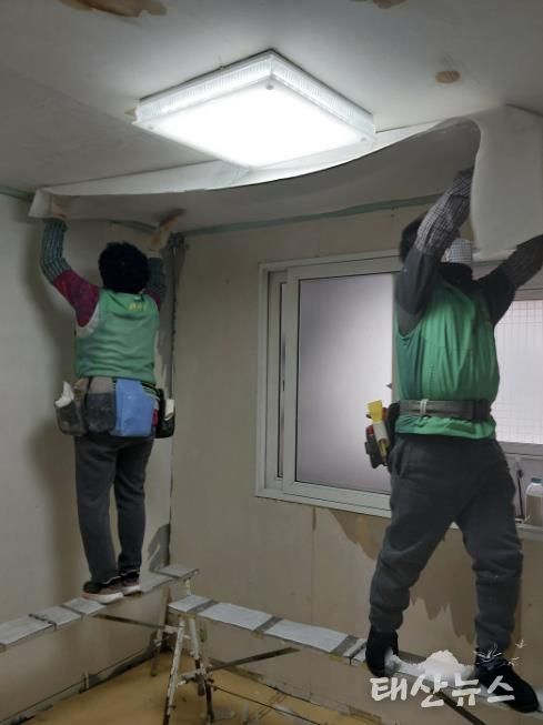 시흥시 신천동 새마을지도자협의회·부녀회, 소외계층 주거환경 개선 '집수리 봉사' 전개