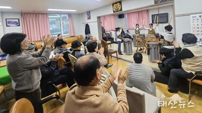 수원시 영통구 The꿈 지역아동센터 아동, 경로당 방문하여‘난타공연’성료