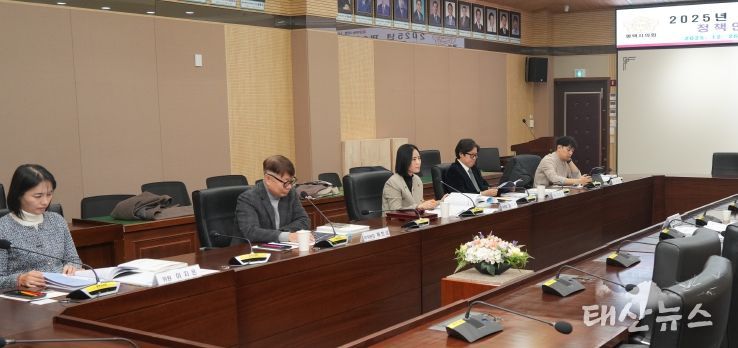 평택시의회 ‘의원 정책연구활동’ 심의하는 위원들