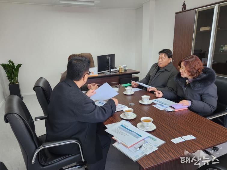 제일클린업㈜ 관계자들과 간담회 중인 평택시 안중출장소 문종호 소장(오른쪽에서 2번째)과 환경위생과 최영미 과장(오른쪽 1번째)