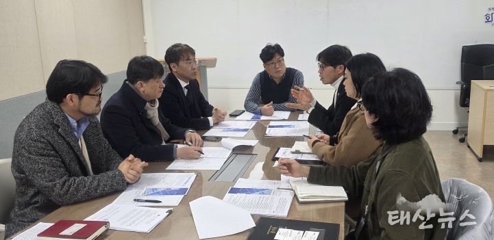 화성특례시의회 의회운영위원장, 도시건설위원회 소속 김영수 의원이 동탄 현민초 옹벽 민원 해결 위한 3차 간담회를 개최하였다.