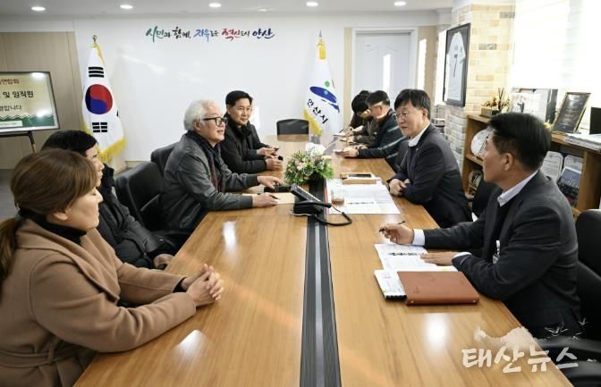 22일 이민근 안산시장(오른쪽 앞에서 두번째)과 안산시 재건축연합회 관계자들이 간담회를 진행하고 있다