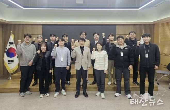 21일 자율주행자동차 시범운행지구 운영 간담회가 끝나고 회의 참석자들이 기념사진을 촬영하고 있다.