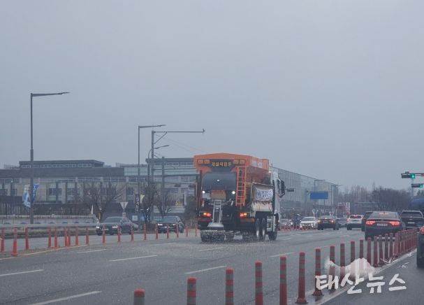 지난 1월 11일 제설차량으로 도로에 제설제를 살포하는 모습.