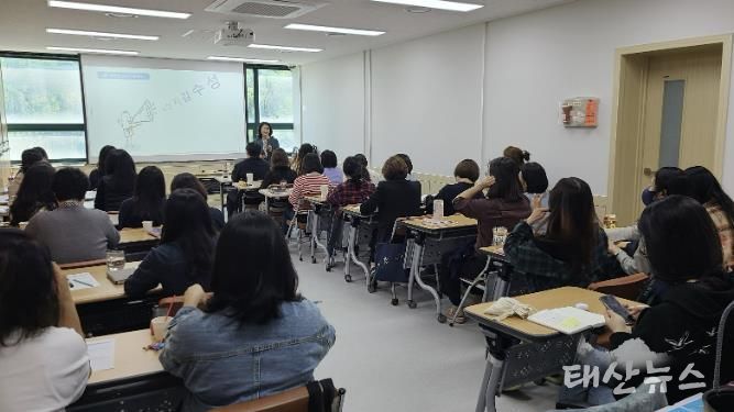 안산시에서 시민을 대상으로 폭력 예방 교육을 진행하고 있다.