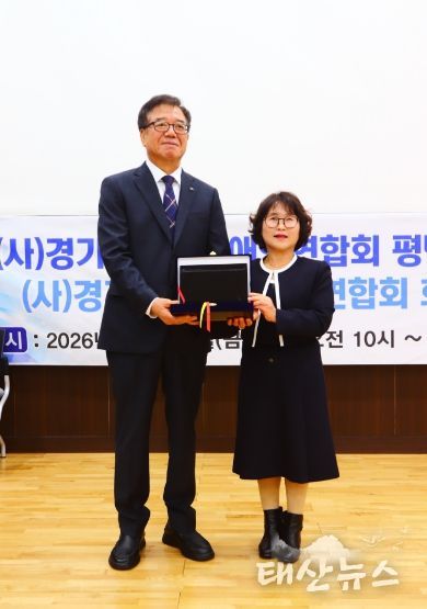 왼쪽부터 박기원 전 지회장, 양순자 신임 지회장