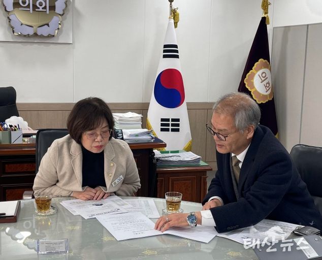 박용주 경기북부보훈지청장(오른쪽)과 오혜자 양평군의회의장이 지역사회 보훈현안 및 보훈가족 지원 방안에 대해 의견을 나누고 있다.