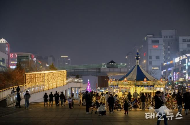 안산문화광장에서 개최된 겨울 빛 축제 '안산 겨울 빛의 나라' 전경.(안산문화재단 제공)