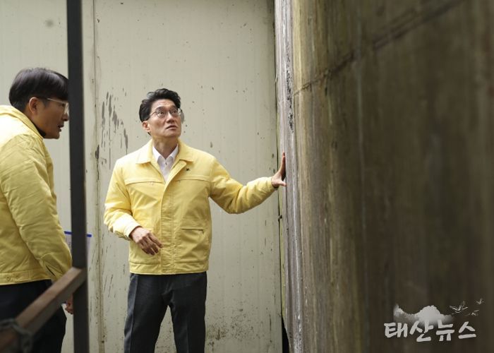 윤성진 화성특례시 제1부시장이 해빙기 급경사지 붕괴위험지역을 찾아 옹벽 상태를 점검하고 있다.