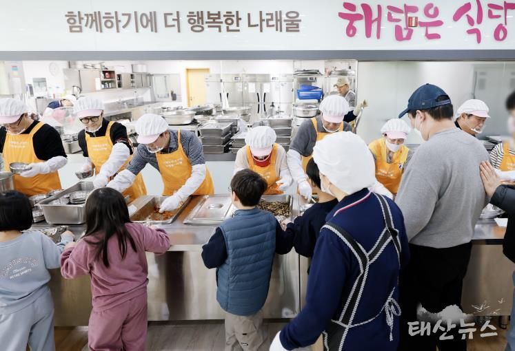 화성특례시의회 도시건설위원회 위원들이 나래울종합사회복지관에서 배식봉사를 하고 있다.