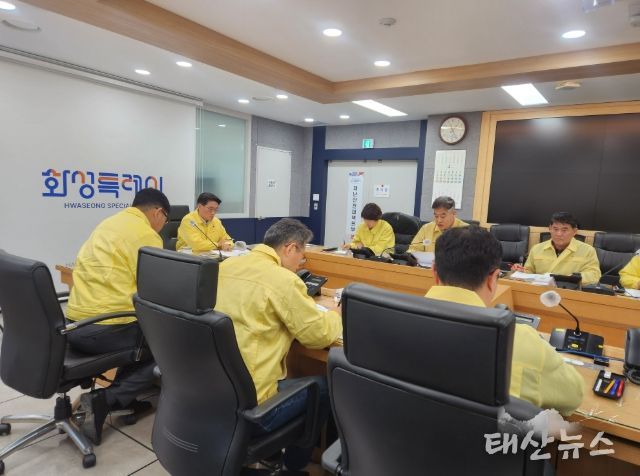 윤성진 제1부시장이 재난안전대책본부 긴급회의를 주재하고 있다.