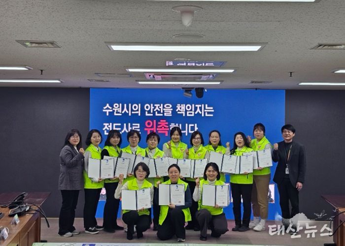 새빛안전지킴이 교육 강사 위촉식 후 기념촬영을 하고 있다.