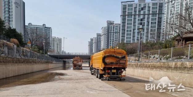 금빛수로 청소 모습