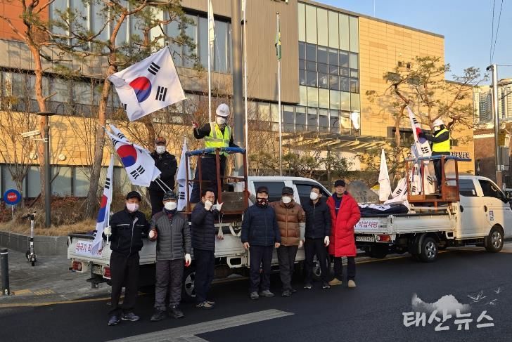수원시 장안구 영화동 새마을지도자협의회, 3.1절 맞아 나라사랑 고취를 위한 태극기 물결 조성