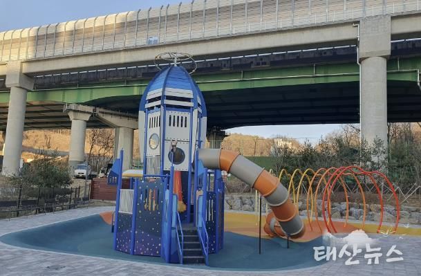 신규로 조성된 부곡동 물놀이장에 보호자가 땡볕을 피할 그늘막이 전무한 모습