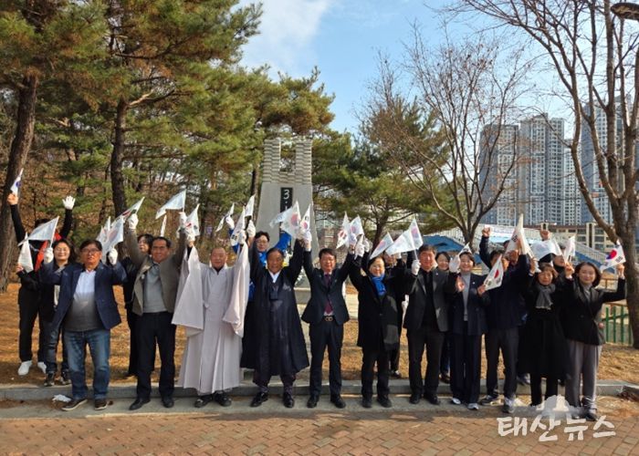 만세삼창 중인 참가자들