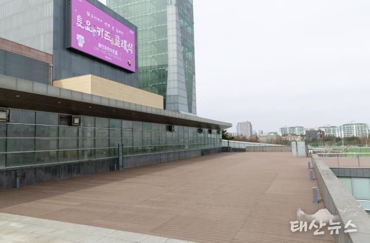 용인문화재단, 용인포은아트홀-용인포은아트갤러리 연결 옥외 데크 전면 교체 완료